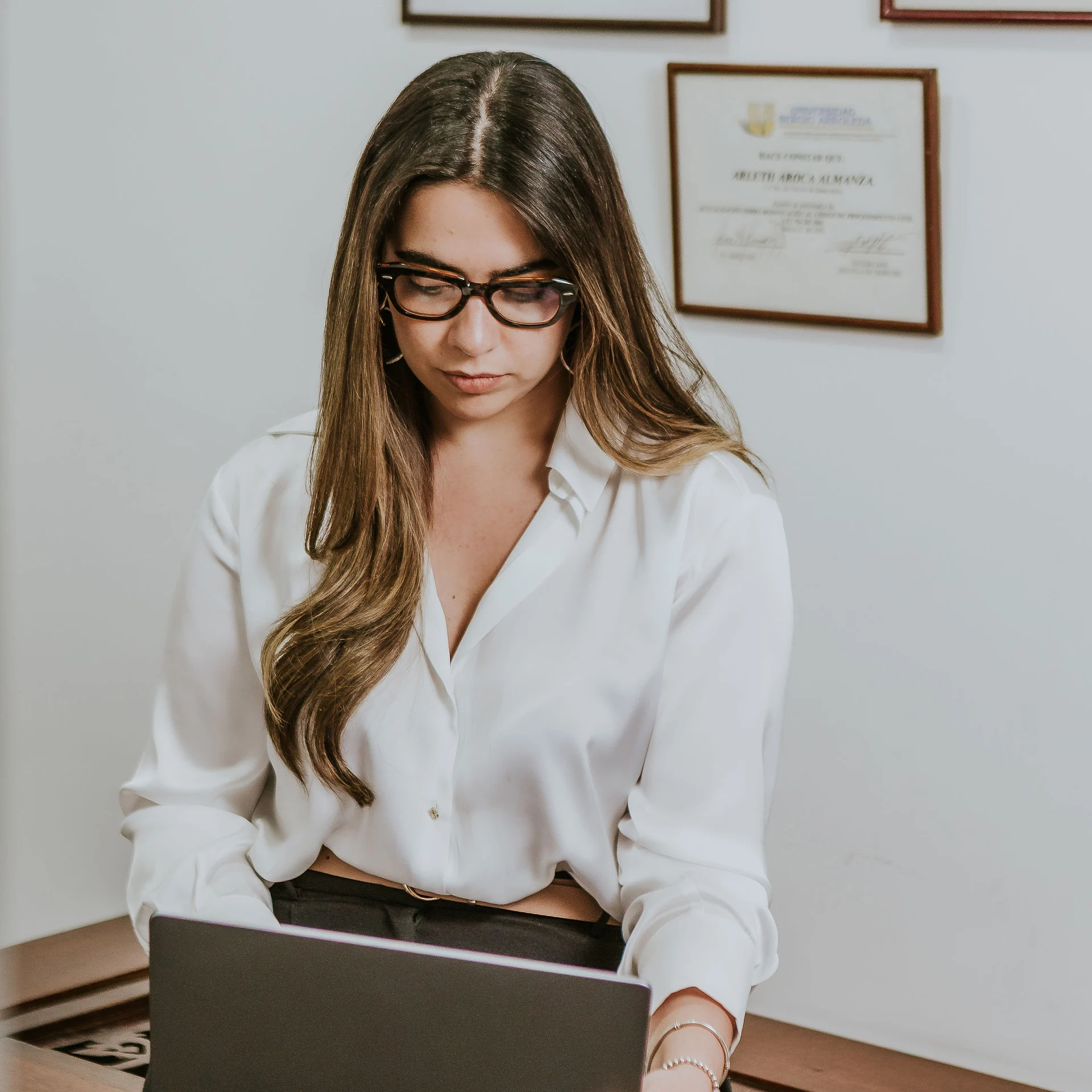 Mujer abogada representando la trayectoria de Muñoz Abogados