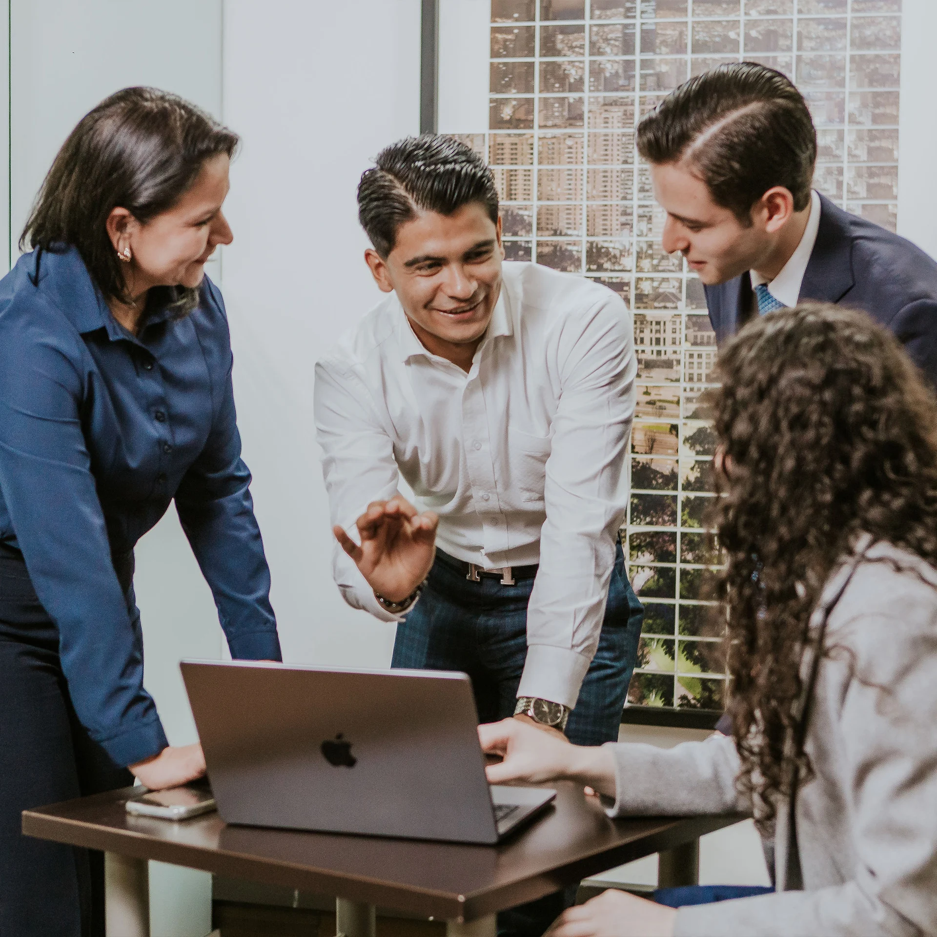 Abogados charlando del alto status por trabajar con Muñoz Abogados